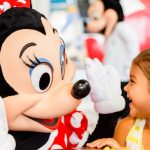 Nina-sonrie-a-Minnie