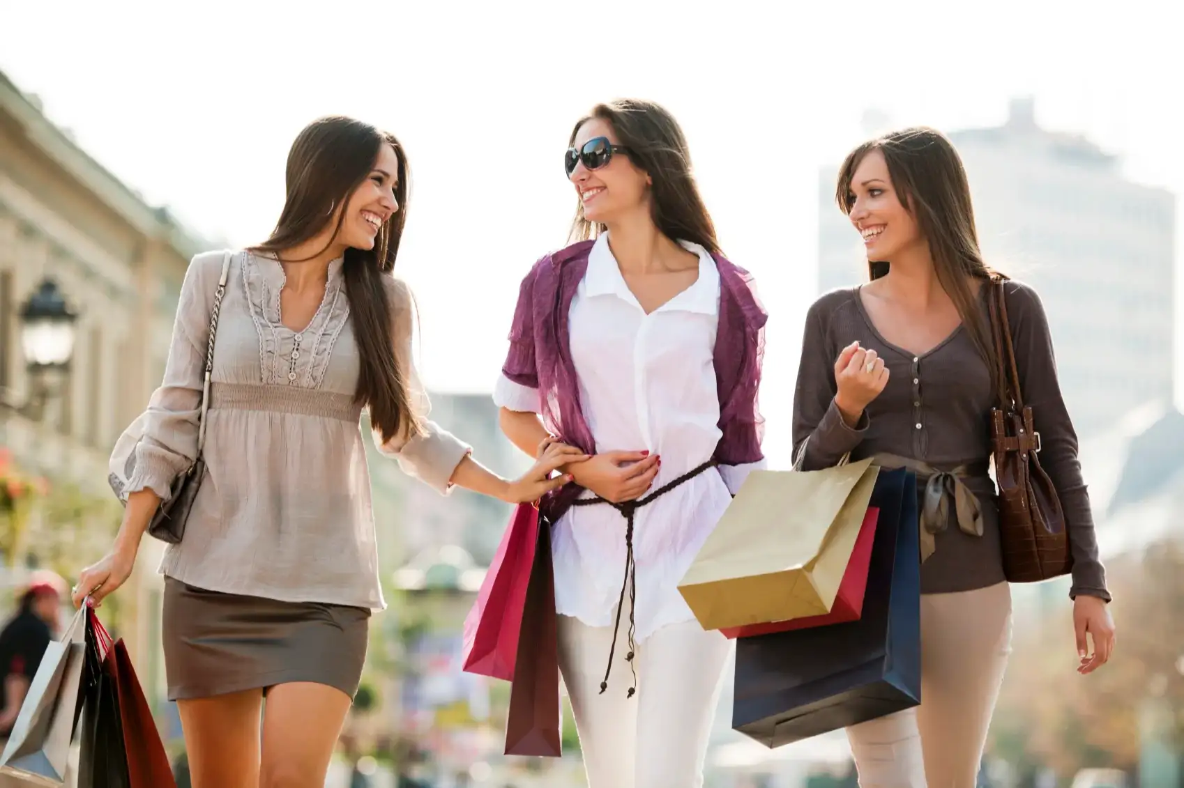 mujeres comprando en Outlets Orlando