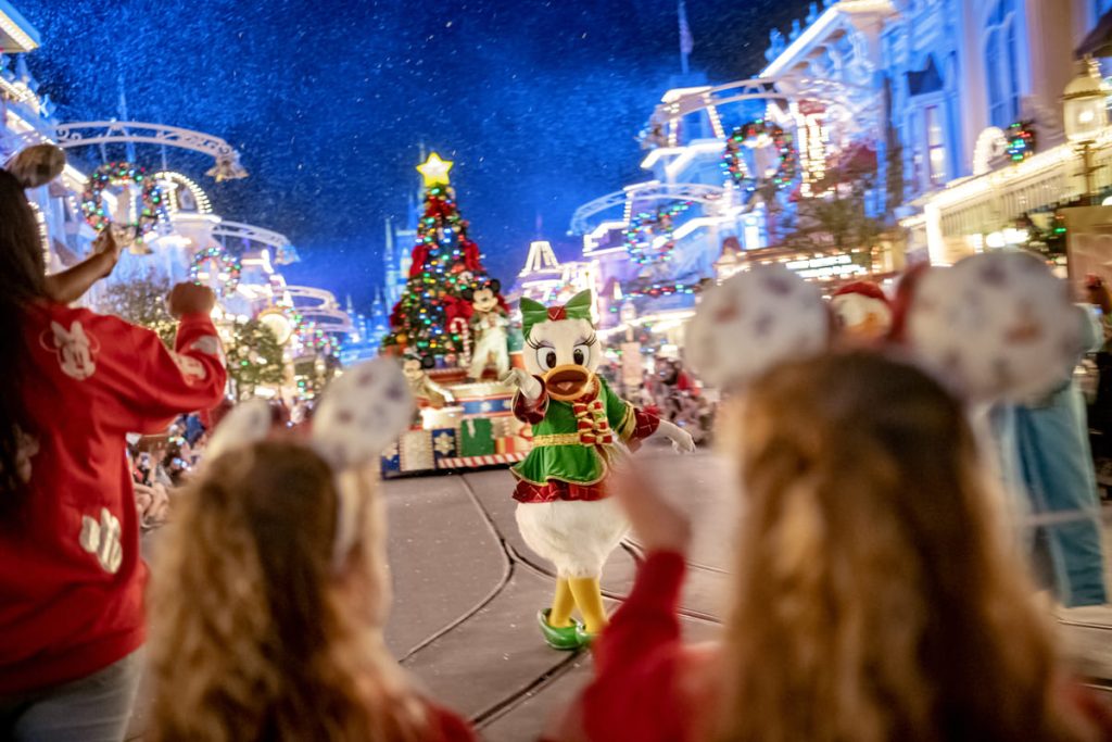 Fiesta de Navidad Muy Alegre de Mickey - Desfile