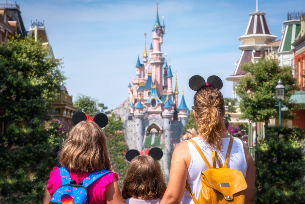 Madre con sus Hijas Mirando hacia el Castillo de la Princesa en Walt Disney