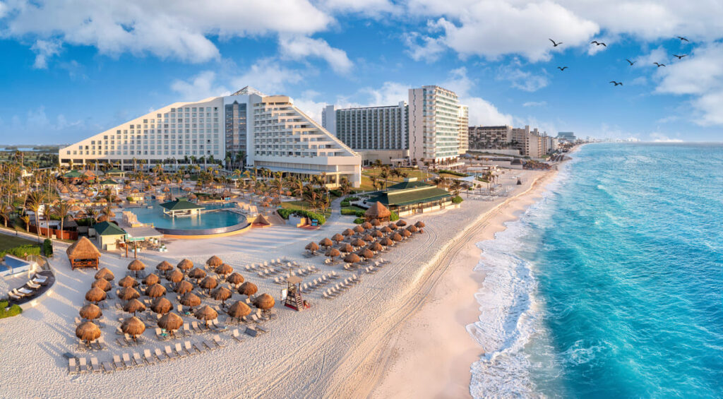 Playa de Cancún con resorts cerca del océano azul